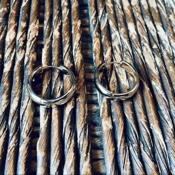 ✨💛 Chunky Gold Tone Hoops ✨✨✨ - Picture 8 of 8